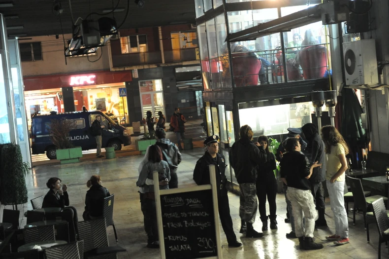 Policija na platou ispred fakulteta