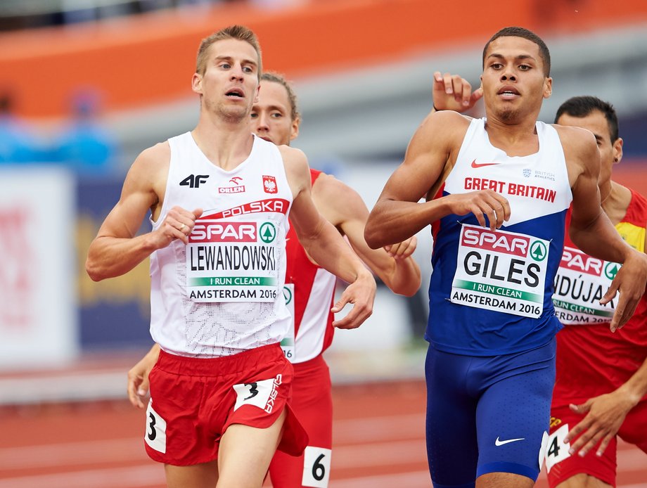 Polak Marcin Lewandowski (po lewej) oraz Brytyjczyk Elliot Giles (z prawej) podczas półfinałowego biegu na 800 m, w trakcie trzeciego dnia lekkoatletycznych Mistrzostw Europy w Amsterdamie,