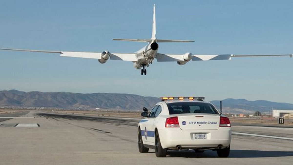 Amerykańska agencja kosmiczna zaprezentowała wyjątkowy pojazd - samochód Dodge Charger. Specjalnie przystosowany do szybkiej jazdy samochód ma służyć na płycie lotniska, na którym będą lądowały statki powietrzne NASA.