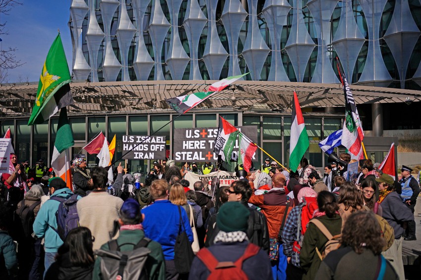 Protest ispred američke ambasade u Londonu 22. marta zbog sukoba na Bliskom istoku i embarga na Kubu