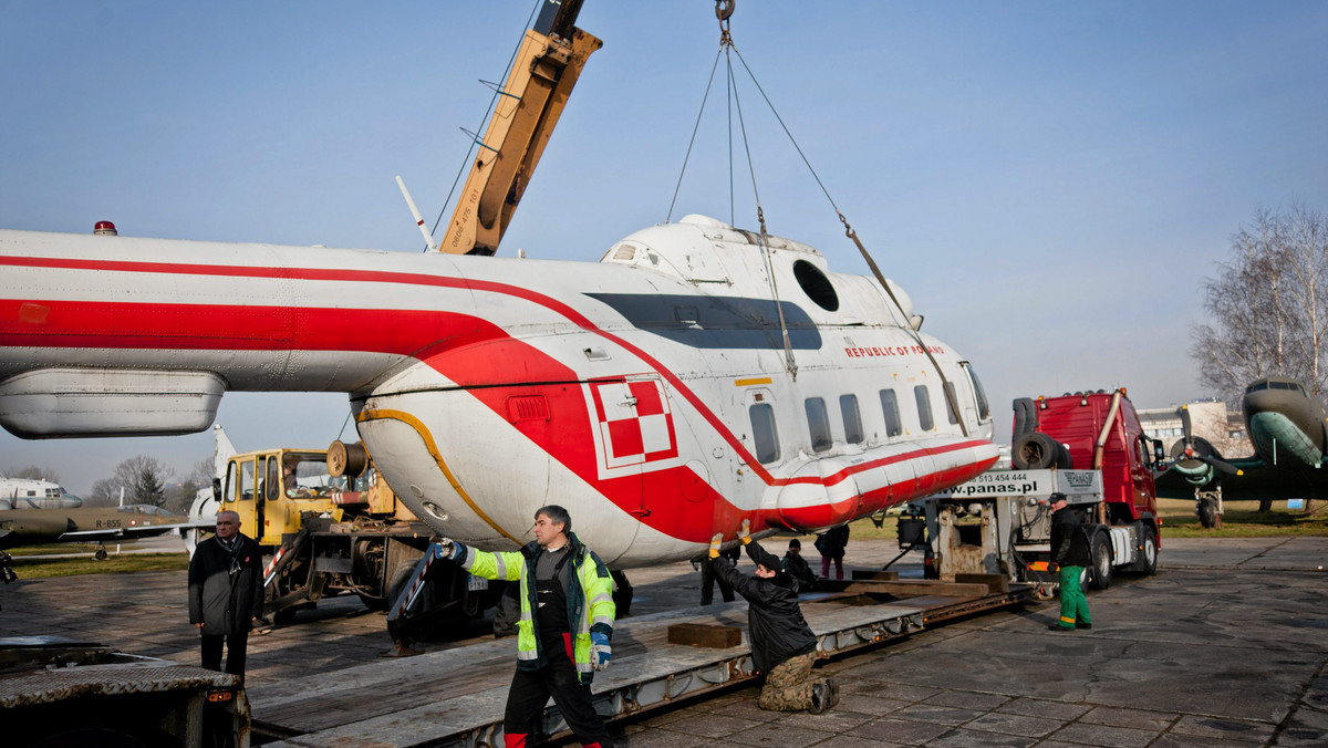 Śmigłowiec Mi-8, który służył papieżowi Janowi Pawłowi II podczas jego pielgrzymek po Polsce, wrócił do Krakowa z Wielkopolski, gdzie został odmalowany. W najbliższych tygodniach wyremontowane zostanie wnętrze maszyny. Śmigłowiec trafi do Muzeum Lotnictwa Polskiego.