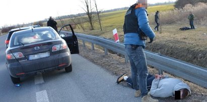 Akcja jak z filmu. Gangster chciał rozjechać policjanta