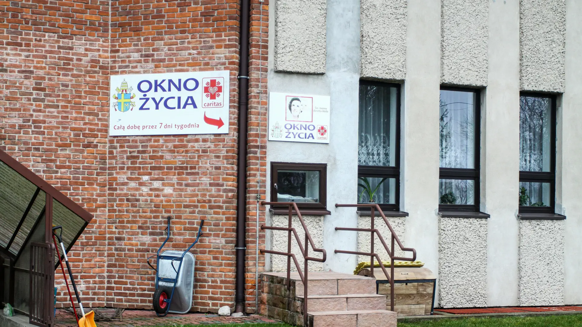 Troje dzieci w oknach życia w trzech różnych miastach. Wystarczyły dwa dni