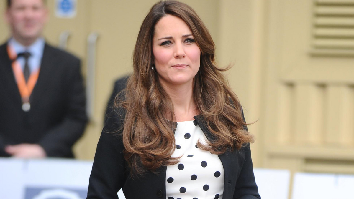 Kate Middleton w ciążowej sukience w czarne grochy