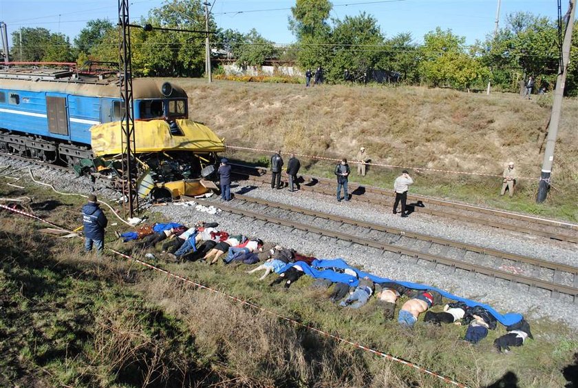 Koszmar! 42 osoby zginęły pod lokomotywą!