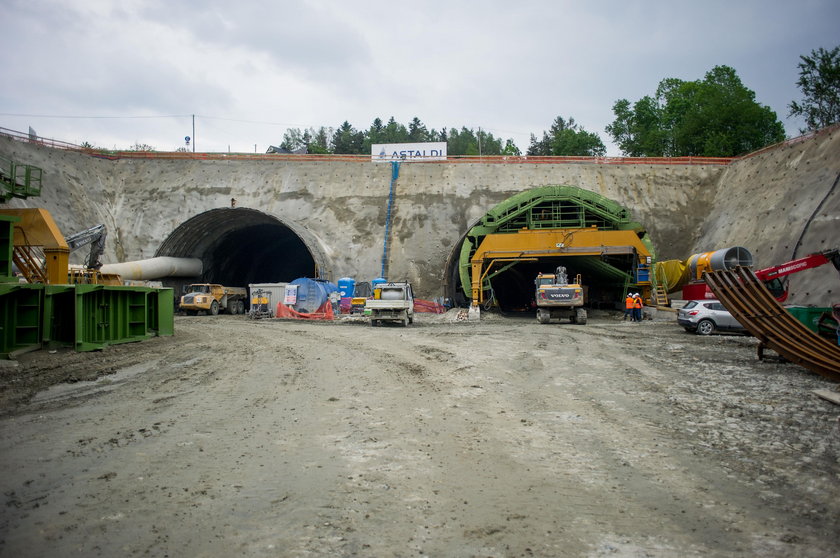 Trwa budowa tunelu pod zakopianką