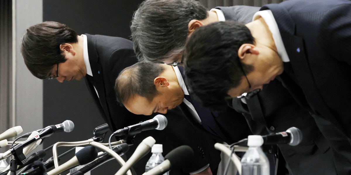 Prezes Kobayashi Pharmaceutical Akihiro Kobayashi (drugi z lewej) i urzędnicy kłaniają się podczas konferencji prasowej w Osace, Japonia, 29 marca 2024 r.