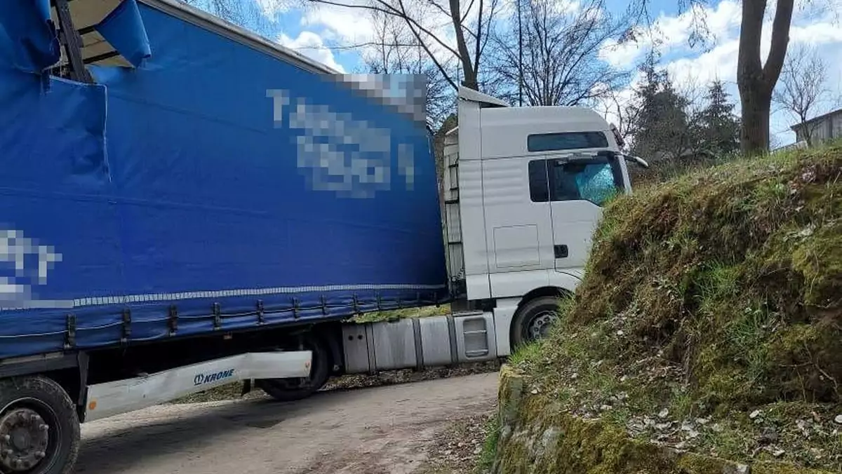 Zaufał nawigacji – uszkodził budynki i zablokował drogę