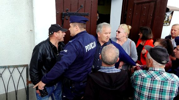 Awantura pod kościołem w Mielęcinie. Interweniowała policja