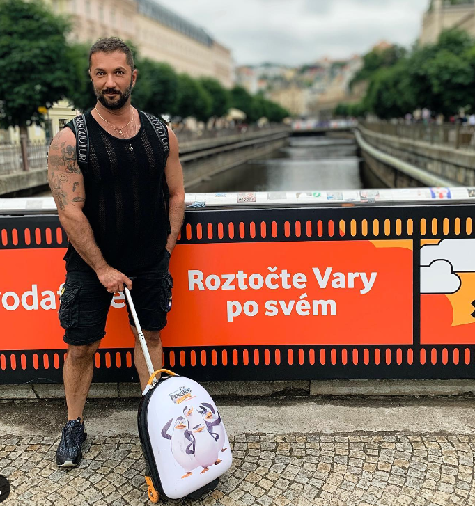Viktor Horján sa zbalil do detského kufríka. 