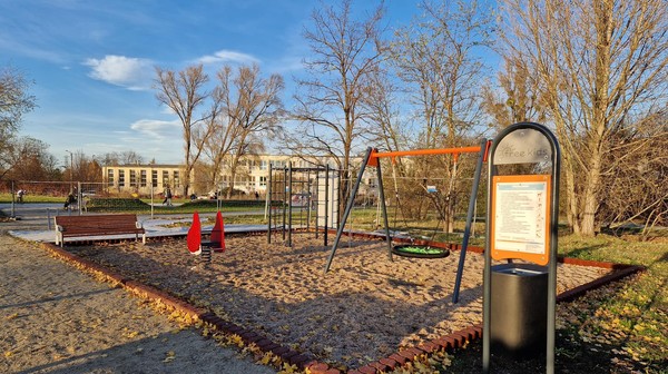 Park na Klecinie jest już na ukończeniu. W tle służący młodzieży (i nie tylko) od wiosny tego roku skatepark przy ul. Wałbrzyskiej. 