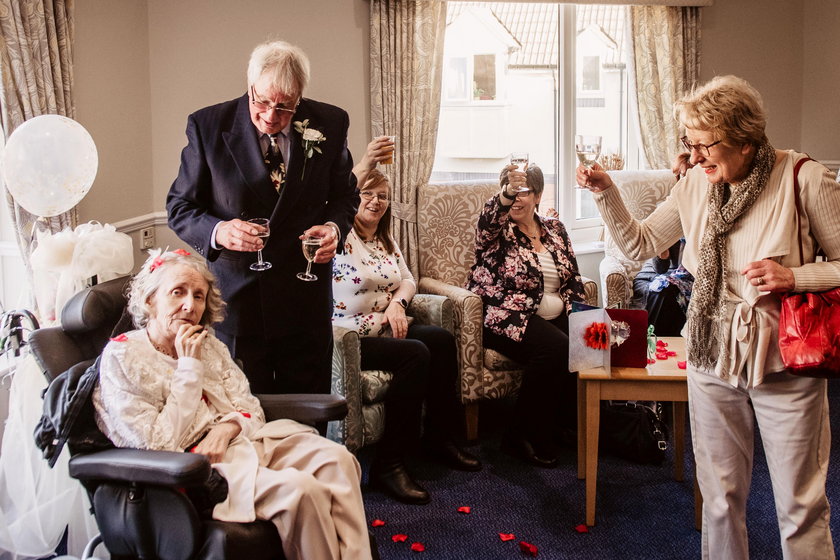 Anglia: Od ponad 40 lat oświadczał się ukochanej. W końcu wzięli ślub