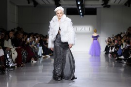 Čudesna MAJKA NAJBOGATIJEG ČOVEKA na svetu u 76. prošetala modnom pistom i PORAZILA triput mlađe manekenke