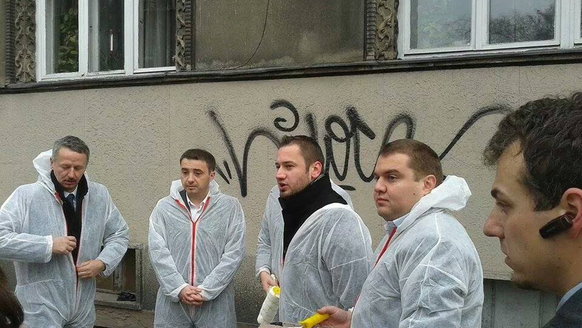 Było Ice Bucket Challenge, być może w Krakowie przyjmie się Paint Bucket Challenge. To akcja młodych kandydatów na radnych Platformy Obywatelskiej, którzy zdecydowali się zamalowywać szpetne bazgroły i graffiti. Do akcji nominowali innych kandydatów, ale odzew na razie jest tylko z PO.