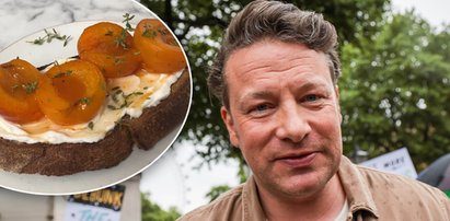 Jamie Oliver pokazuje, jak przygotować tosty z morelami. Przed położeniem ich na chleb trzeba zrobić jedną rzecz