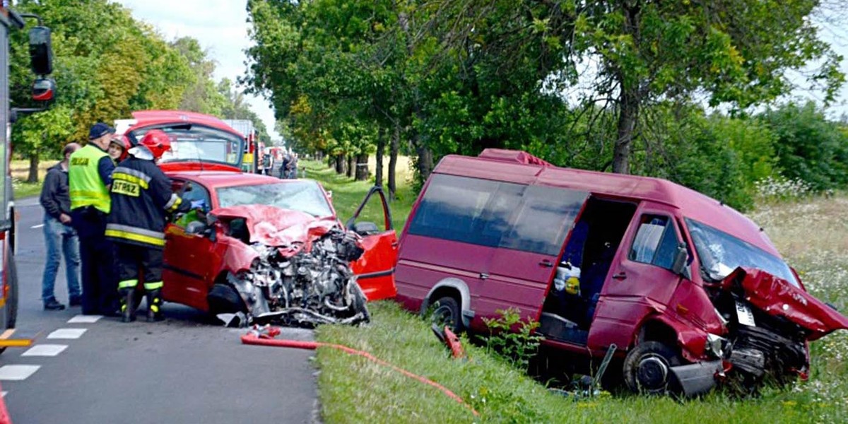 Bus zderzył się z osobówką pod Garwolinem. Wielu rannych