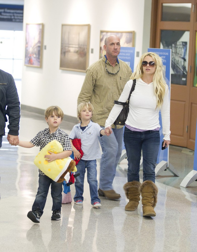 Britney Spears z synami: Jaydenem i Seanem na lotnisku