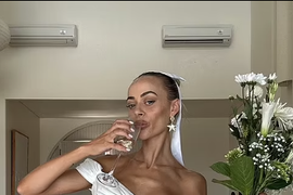 Poznata influenserka ZGROZILA SVE ULTRA BEZOBRAZNIM STAJLINGOM za devojačko veče: Sevale tange, UMALO I GRUDI, a to što je radila u kameru bila je VIŠNJICA NA TORTI