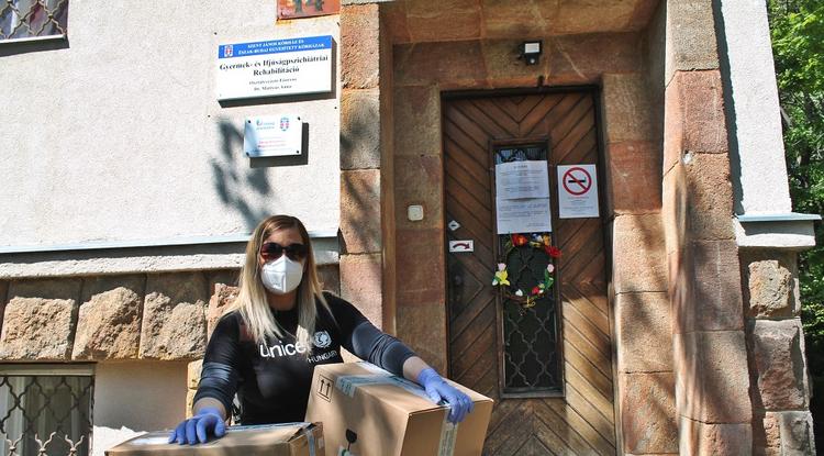A sajtóhoz korábban eljuttatott képen az UNICEF munkatársa adományt szállít a budapesti Szent János Kórházba