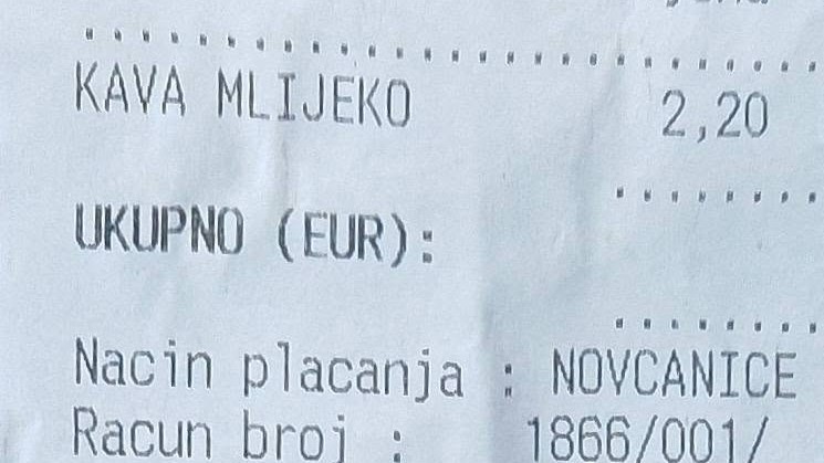 V kaviarni na ostrove Brač v Chorvátsku dostala tri účtenky za kávu s rôznymi časmi. 
