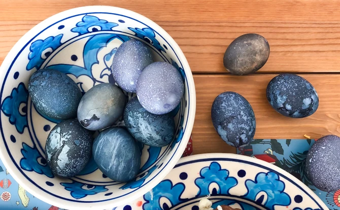 U različitim delovima Srbije farbanje jaja se obavlja od Velike srede do Velike subote