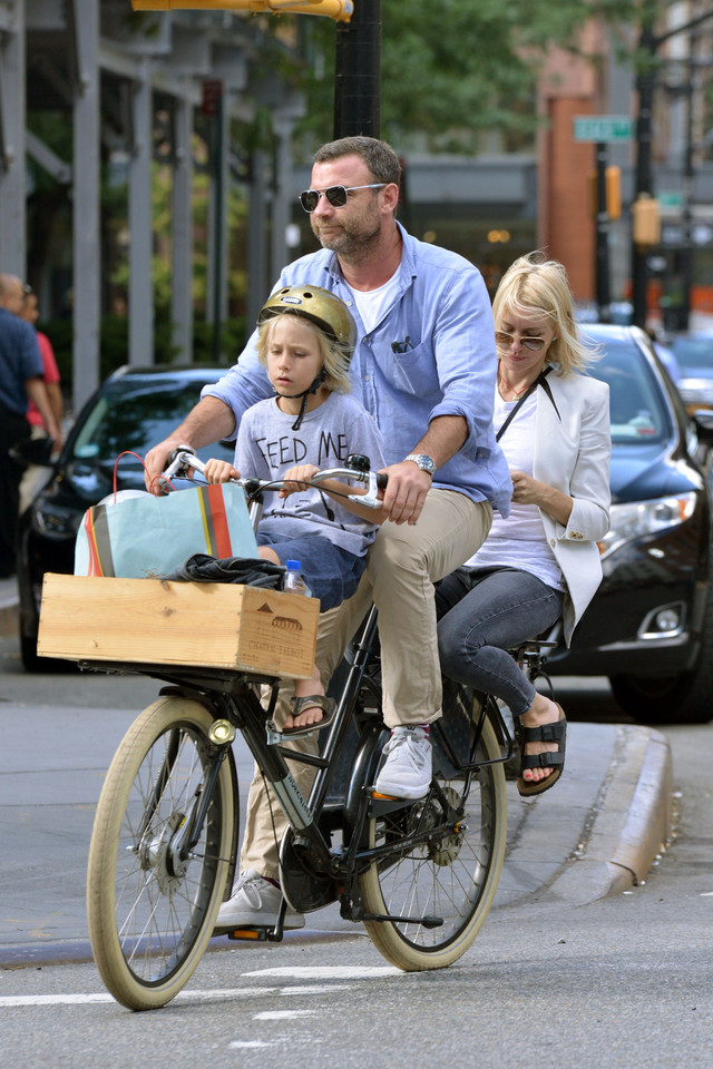 Liev Schreiber i Naomi Watts z synem na rowerze