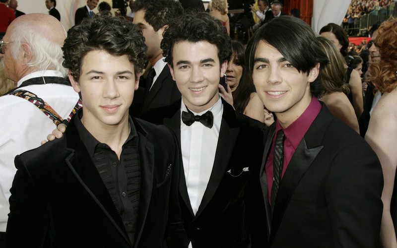 <b>Nick Jonas</b>. Jeden z trzech braci  Jonas. Od początku roku zastępuje Daniela Radcliffe'a na deskach Broadway'u. Trio Jonas kręci również nowy album muzyczny i zamierza rozpocząć nową trasę koncertową.<br />