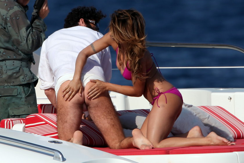 Elisabetta Canalis masuje genitalia