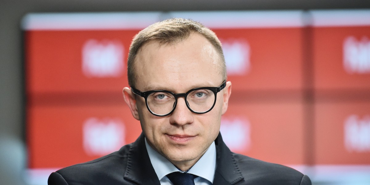 Wiceminister finansów Artur Soboń ujawnił plany rządu dotyczące ewentualnego przedłużenia wakacji kredytowych i zerowej stawki VAT na żywność. 