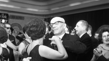 gomułka przeniósł bal, gierek wrócił do zwyczaju bieruta. sylwester w prl