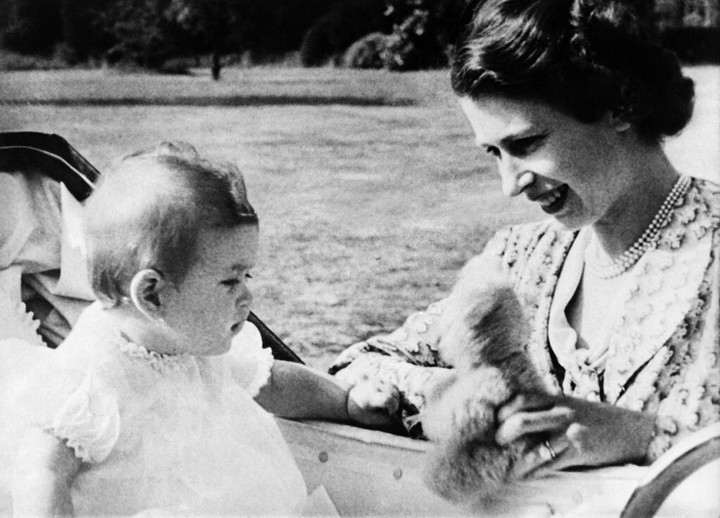 Królowa Elżbieta II z synem, księciem Karolem. 20 lipca 1949 r. Fot. AFP