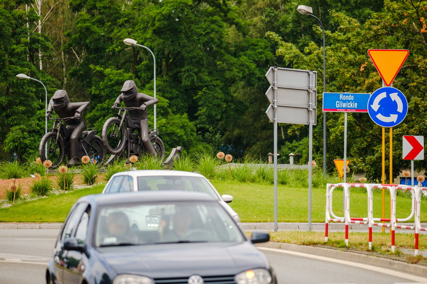 A to żużlowcy na jednym z rybnickich rond