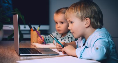 Czas przed ekranem u dzieci może mieć wpływ na ich dietę. "Jedzą bardziej bezmyślnie, mniej się ruszają"