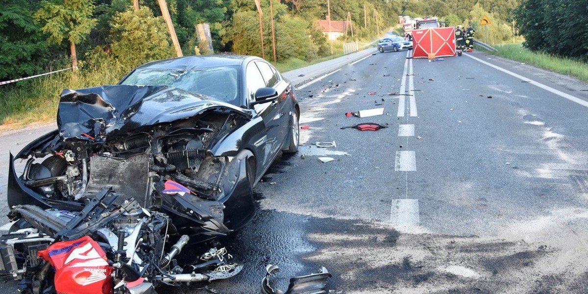 Tragedia w Skołyszynie. Motocyklista wbił się w jaguara. Przerażające zdjęcia.