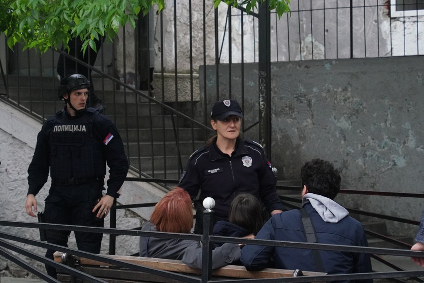 Porodica i policija ispred škole