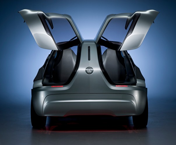 Klapa bagażnika jest dzielona na pół i unoszona do góry