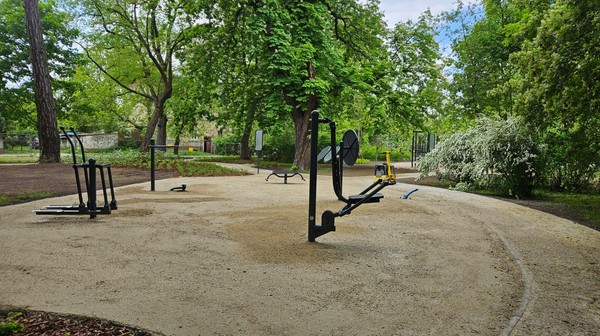 Pojawiły się nowa nawierzchnia żwirowa i drewniana, siłownia zewnętrzna, urządzenia do kalisteniki oraz elementy małej architektury, w tym leżaki obrotowe. 