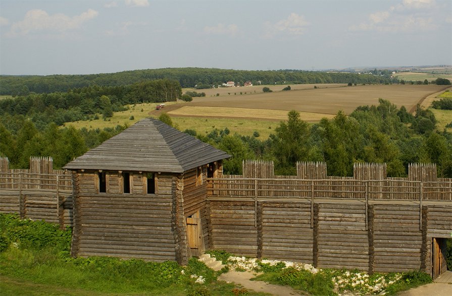 Góra Birów w Podzamczu. Rekonstrukcja grodu słowiańskiego.