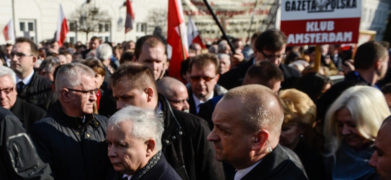 Jarosław Kaczyński złożył hołd ofiarom katastrofy w Smoleńsku
