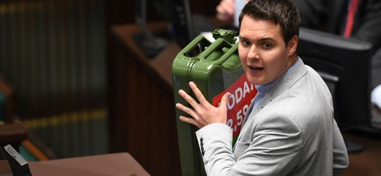 "Proszę nie robić cyrku!". Awantura wokół nowego podatku. Były poseł PiS zakpił na Twitterze ze słynnego zdjęcia Kaczyńskiego