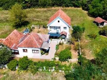 Ovde je odrasla naša poznata folkerka: Kuća zarasla u korov, komšije otkrile istinu