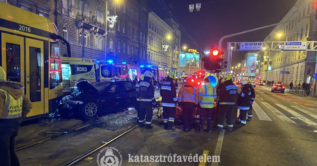 Autó és villamos ütköztek Ferencvárosban