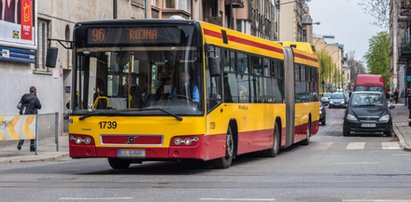 Groza w miejskim autobusie! Pasażer szalał z siekierą