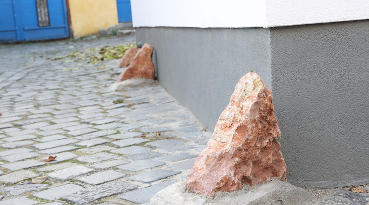 A hivatal szerint ez nem dekoráció, hanem a parkolást ellehetetlenítő kövek/ Fotó: Varga Imre