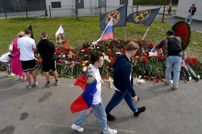 Kwiaty przed siedzibą wagnerowców w Petersburgu.