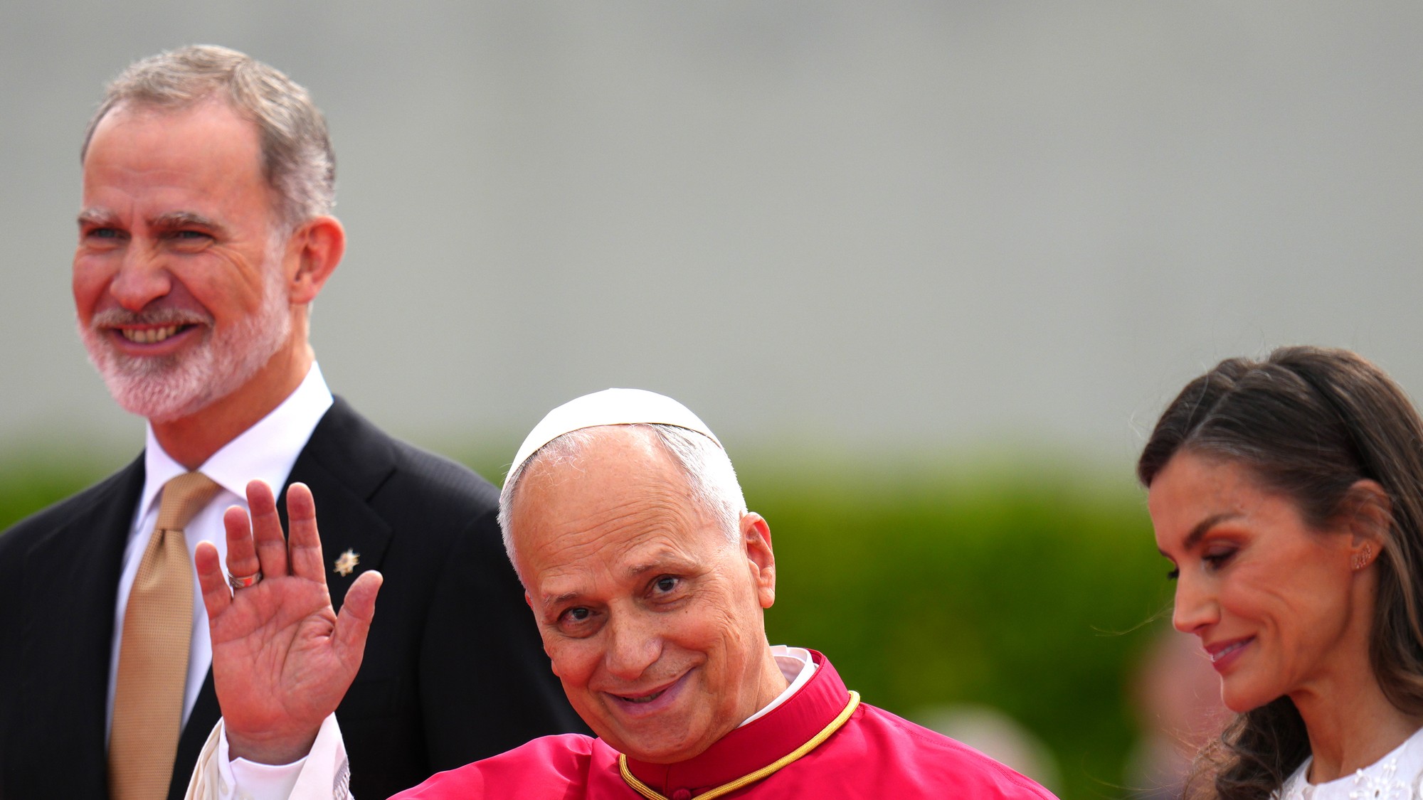 Zľava španielsky kráľ Filip VI., pápež Lev XIV. a španielska kráľovná Letizia.