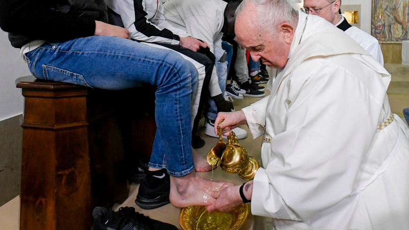 Pápež František († 88) bozkával nohu väzňovi v nápravnom zariadení pre mladistvých Casal del Marmo na Zelený štvrtok 6. apríla 2023 v Ríme.