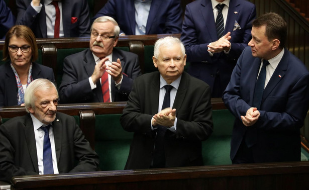 Kaczyński wysyła całusa posłance Pawłowicz. To wideo jest hitem sieci
