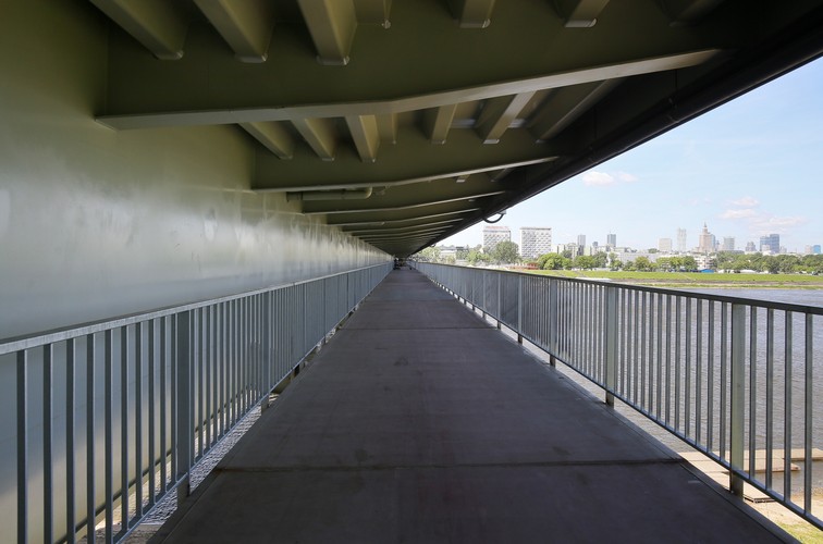 Łukasz Puchalski z zarządu dróg miejskich zaznaczył, że po 30 latach mieszkańcy doczekali się tego, że ten most będzie dostępny dla rowerzystów. 'Jest to szczególnie ważne dla mieszkańców Saskiej Kępy, Grochowa, Gocławia, którzy nie mieli do tej pory takich możliwości'.<br><br> fot. (cat) PAP/Paweł Supernak