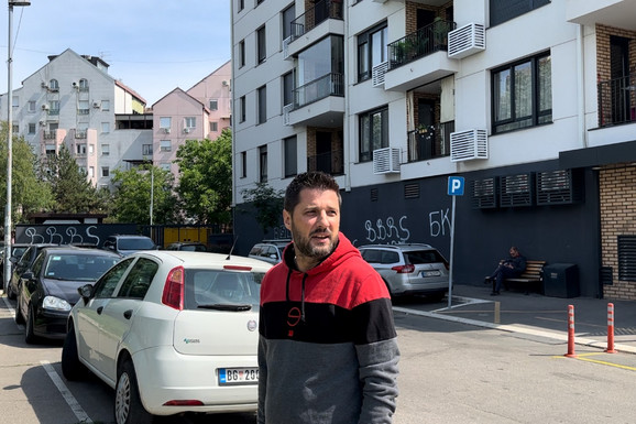 (VIDEO) DAN NAKON ŠTO JE PUŠTEN IZ PRITVORA Marko Miljković izašao bos iz zgrade u kojoj se desio haos: Evo šta je radio